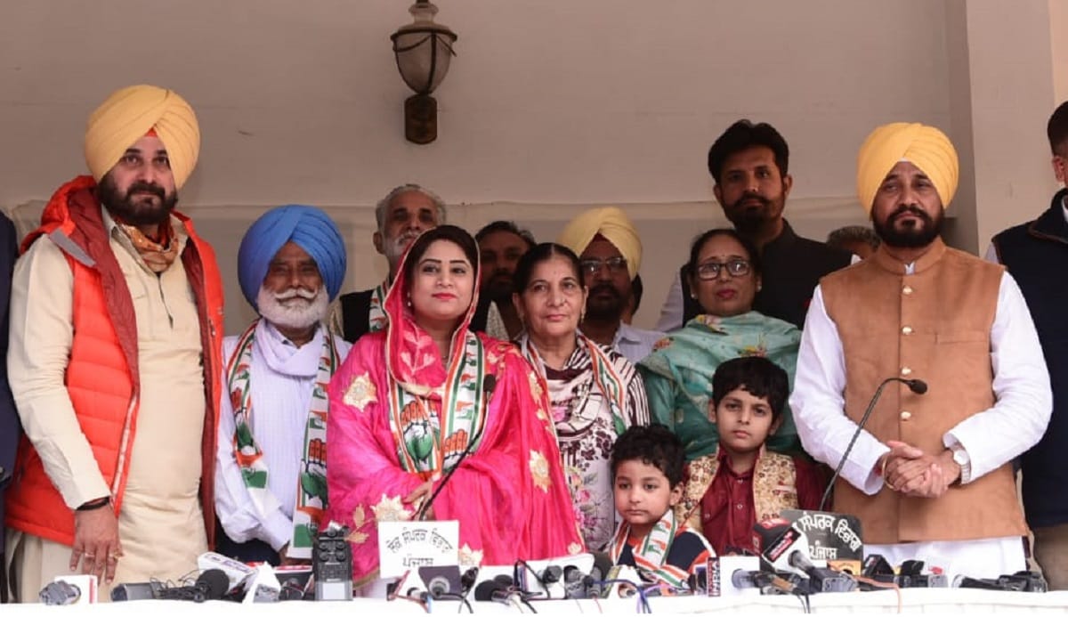 पंजाब: आप विधायक रूपिंदर कौर बीवी सीएम चरणजीत सिंह चन्नी और नवजोत सिंह सिद्धू की मौजूदगी में कांग्रेस में शामिल