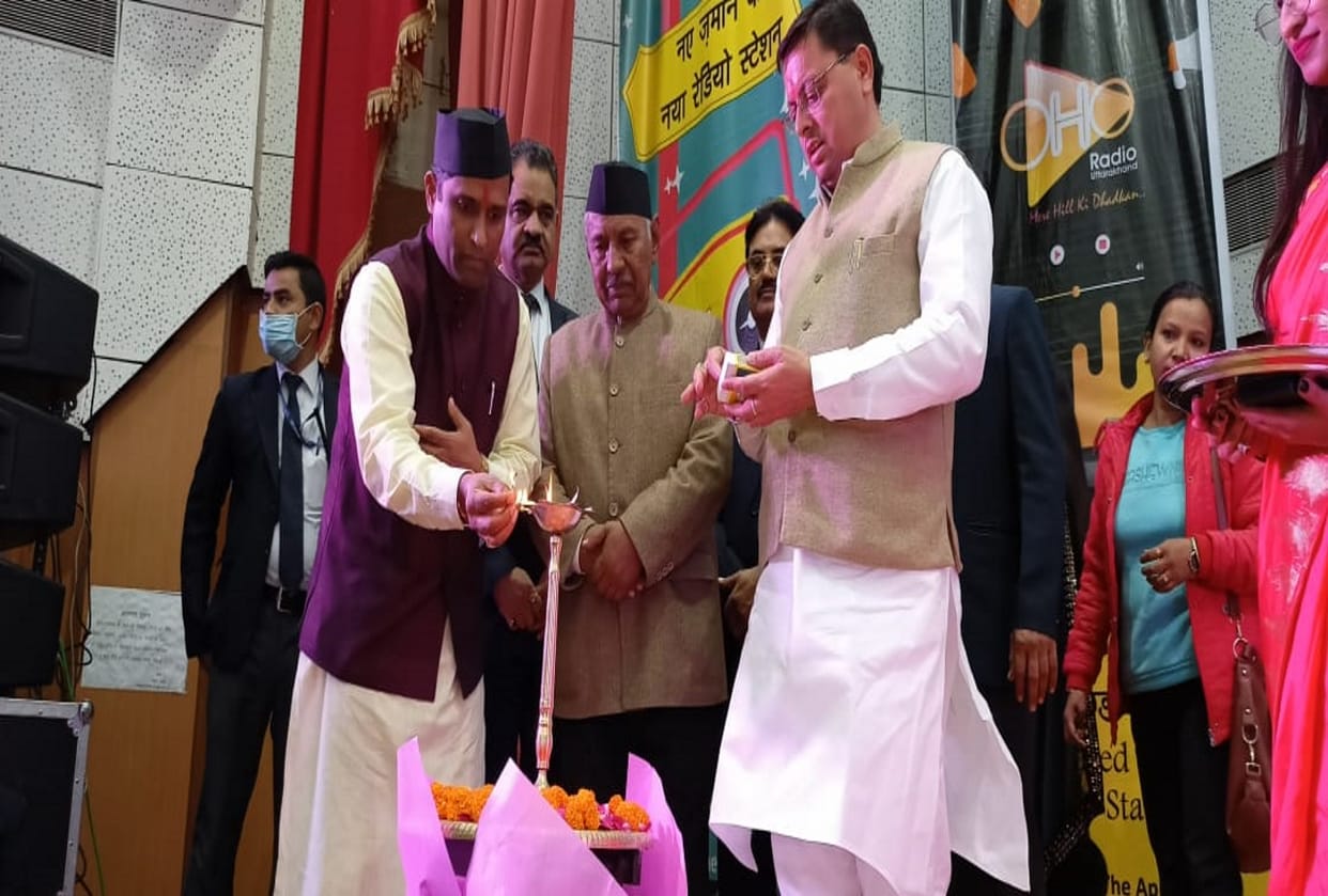 uttarakhand news: folk singer narendra singh negi  sings song cm pushkar singh dhami also sing