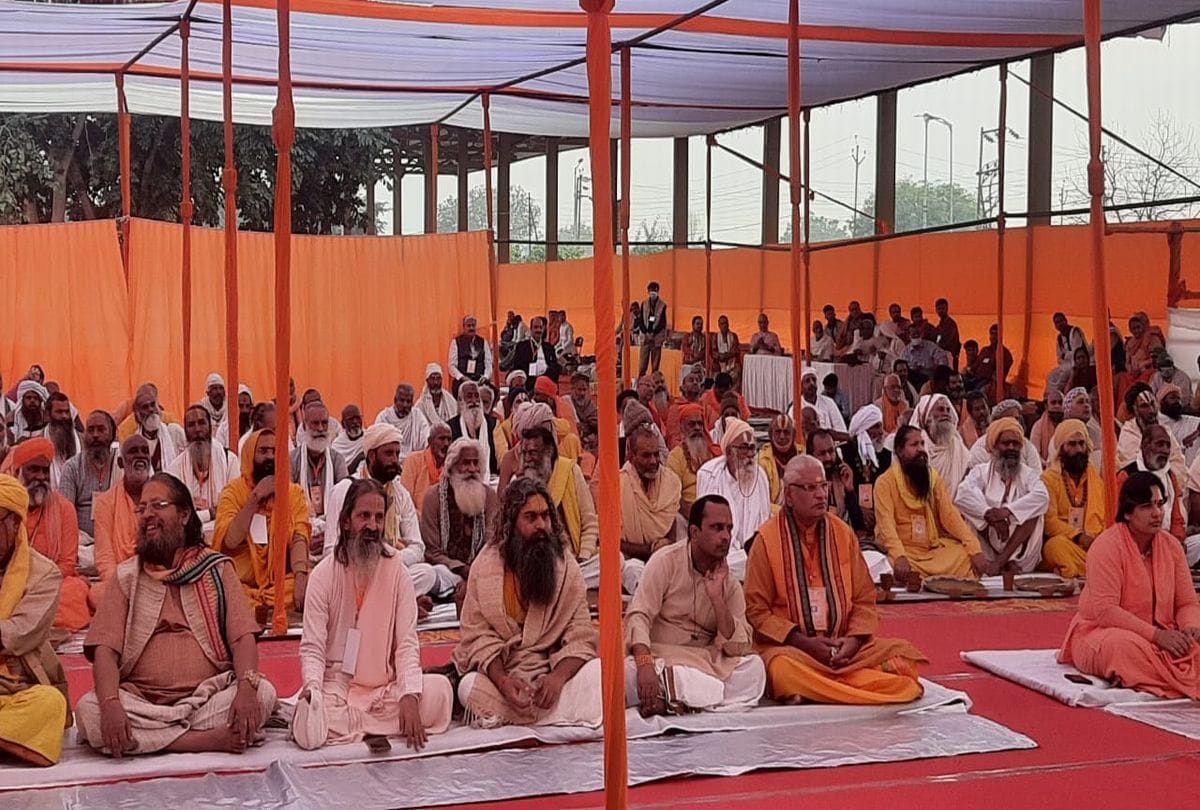 CM Yogi Adityanath Take Food With Saints