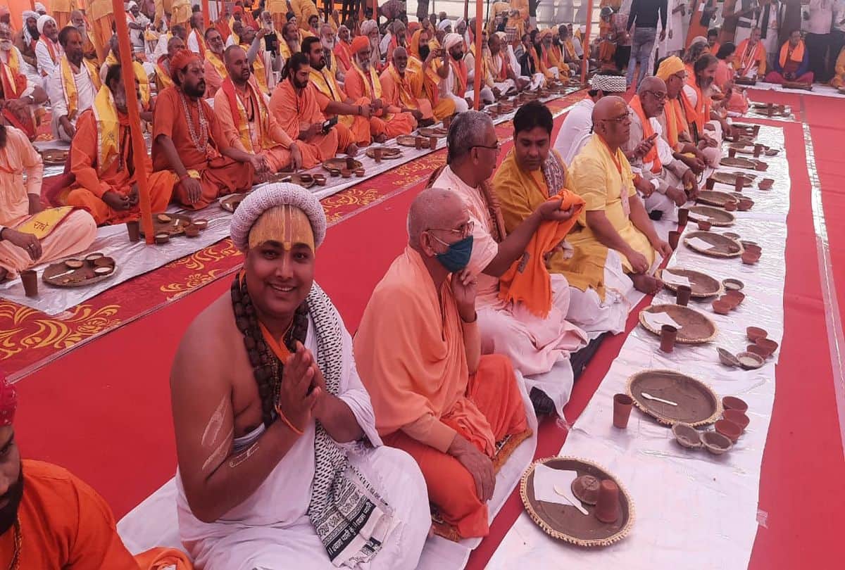 CM Yogi Adityanath Take Food With Saints
