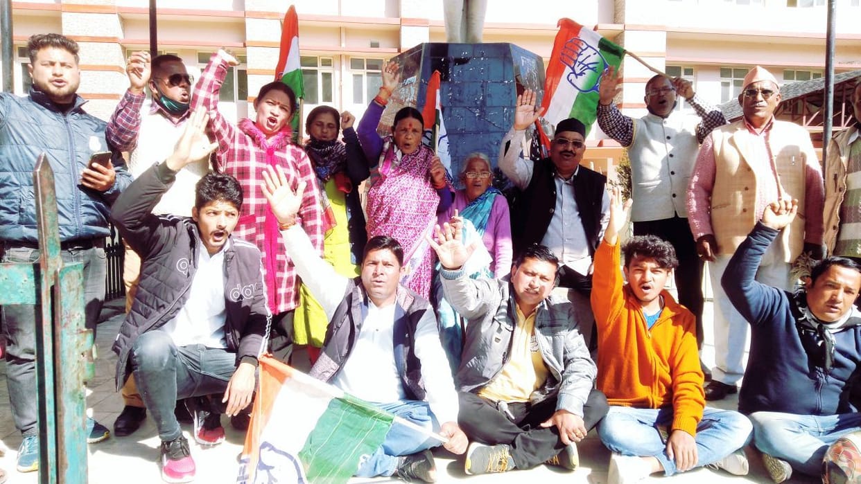 Congressmen kept fast, raised slogans