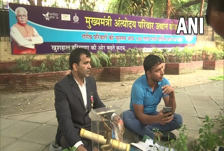 Padma Shri wrestler Virender Singh sits outside the Haryana Bhawan with his demand
