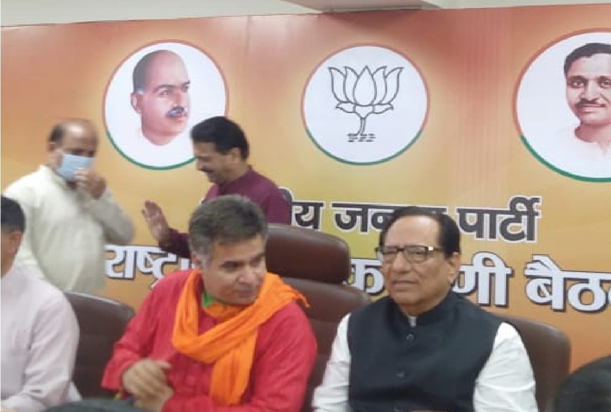 former congress leader and chamber and commerce and industry former president yv sharma joins bjp