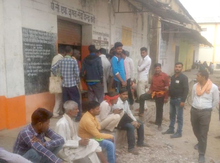 Farmers have to distribute fertilizer in the presence of police