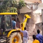 स्मैक तस्कर इस्लाम के मकान पर चला बुल्डोजर