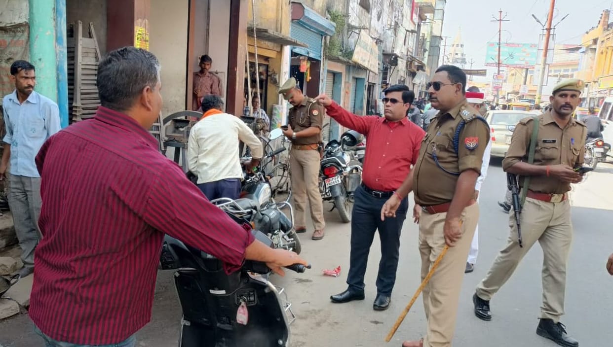 The officers removed the encroachment from the streets of the city, cut the challan
