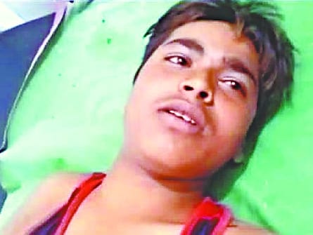 Both father and son are disabled, they make a living by selling fish