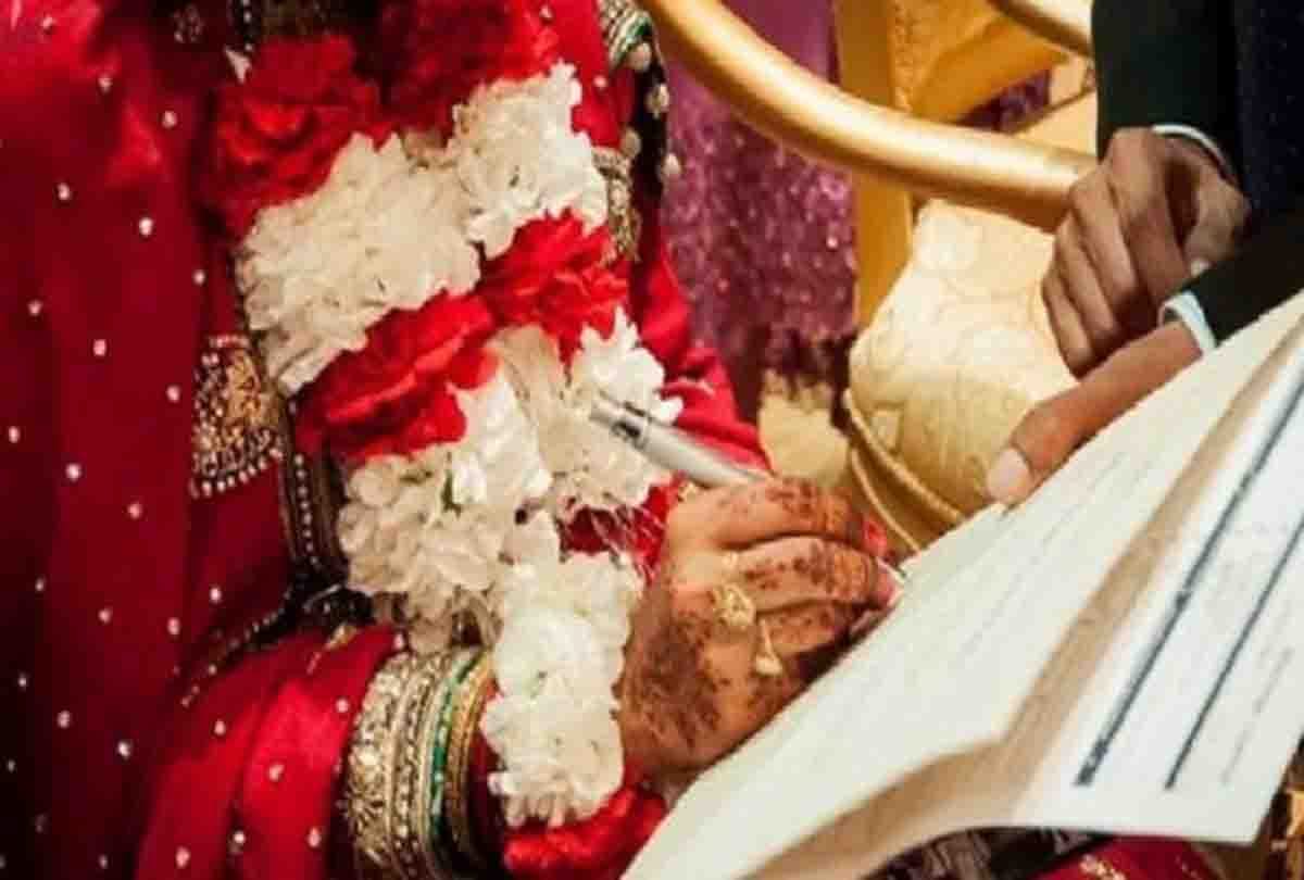 qazi furious at the band in the procession taught marriage only after apologizing