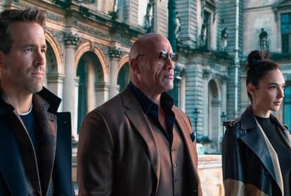 Red Notice Review in Hindi by Pankaj Shukla Ryan Reynolds Dwayne Johnson Gal Gadot Ritu Arya
