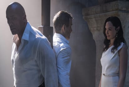 Red Notice Review in Hindi by Pankaj Shukla Ryan Reynolds Dwayne Johnson Gal Gadot Ritu Arya