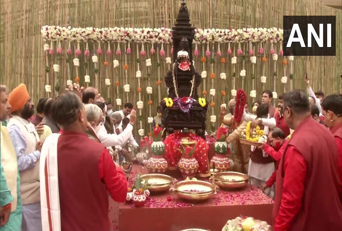 Delhi: Statue of mother Annapurna brought from Canada will be installed in Kashi Vishwanath temple on 15th, was stolen from Varanasi