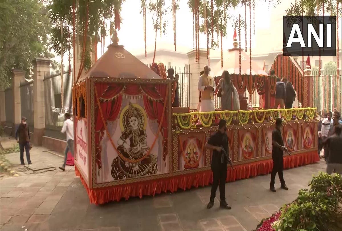 मां अन्नपूर्णा की यात्रा शुरू हो गई है
