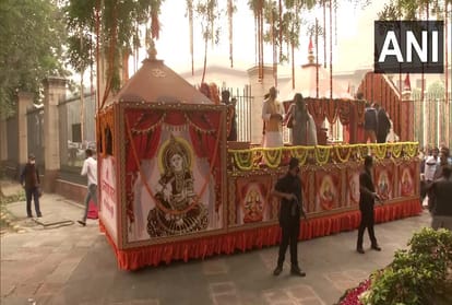 Maa Annapurna statue journey to Kashi begins  After 100 years statue returned from Canada will be installed in temple presence of CM Yogi
