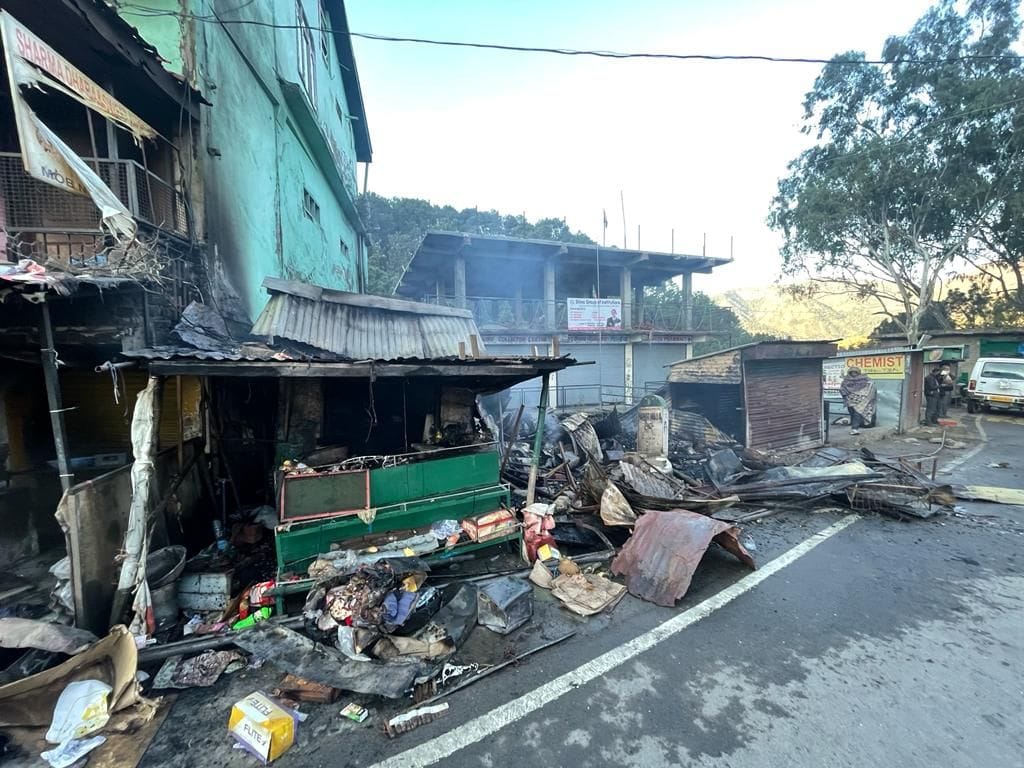 Four vend shops burnt to ashes in Shalaghat