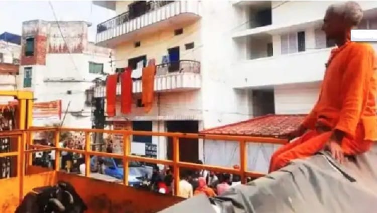 Foreign monk clashed with the employees of the municipal corporation for catching the free animals in varanasi