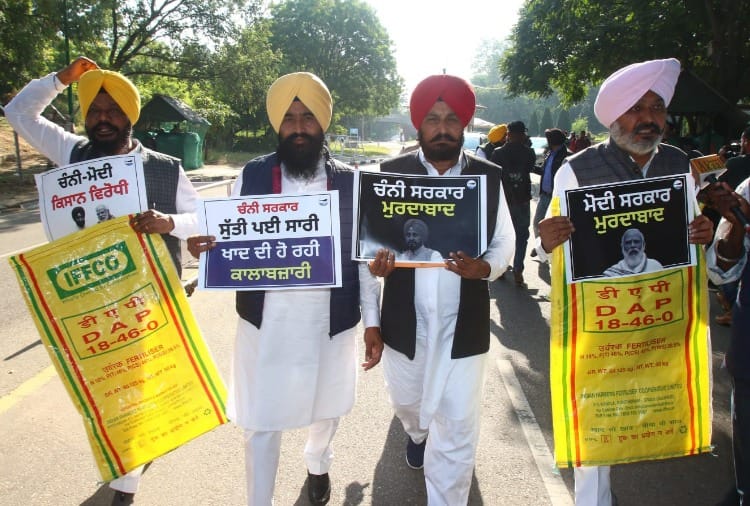 Aam Aadmi Party protests over DAP crisis in Punjab