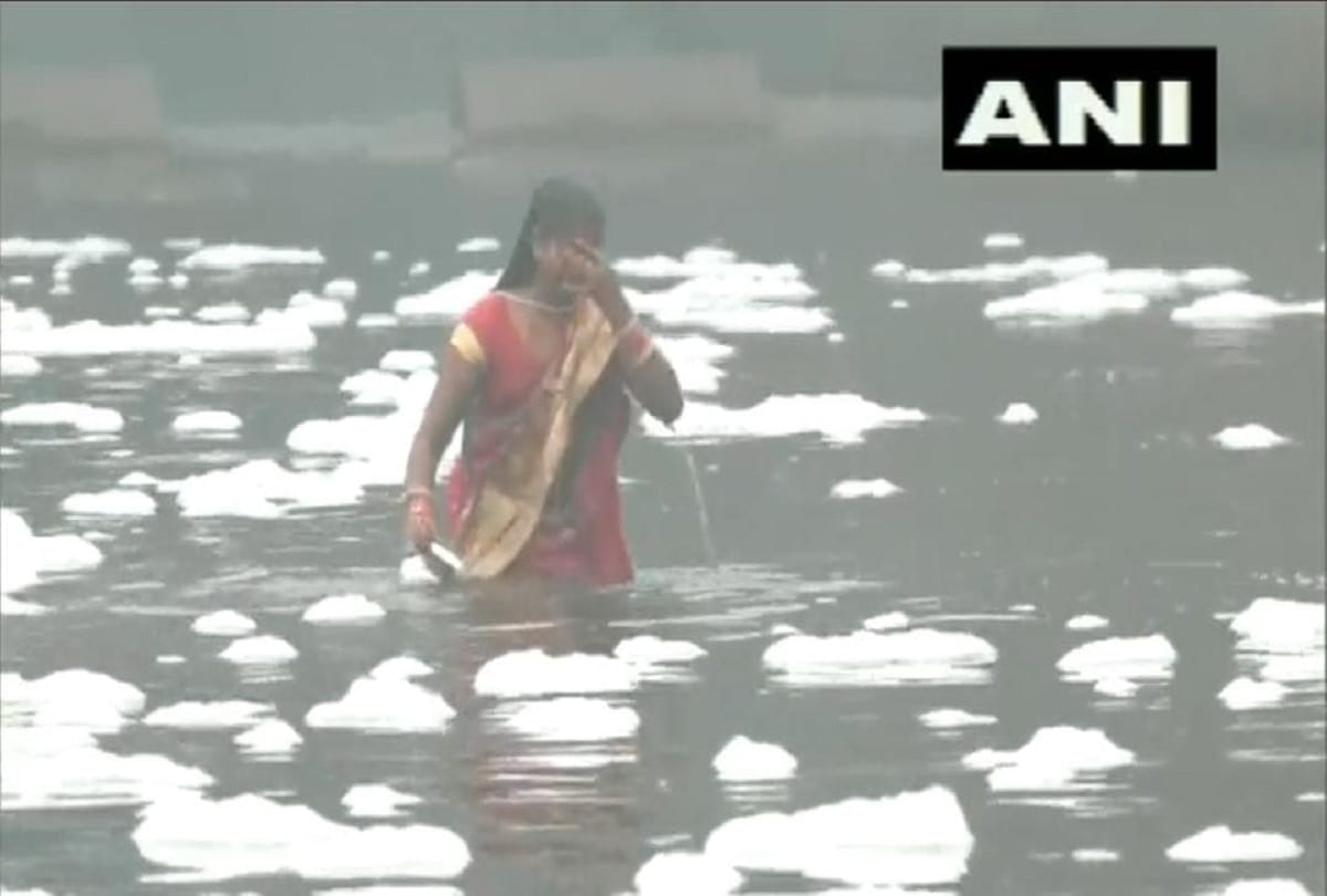 Chhath in Delhi: Even on the last day of worship, devotees take a dip in the poisonous foam of Yamuna