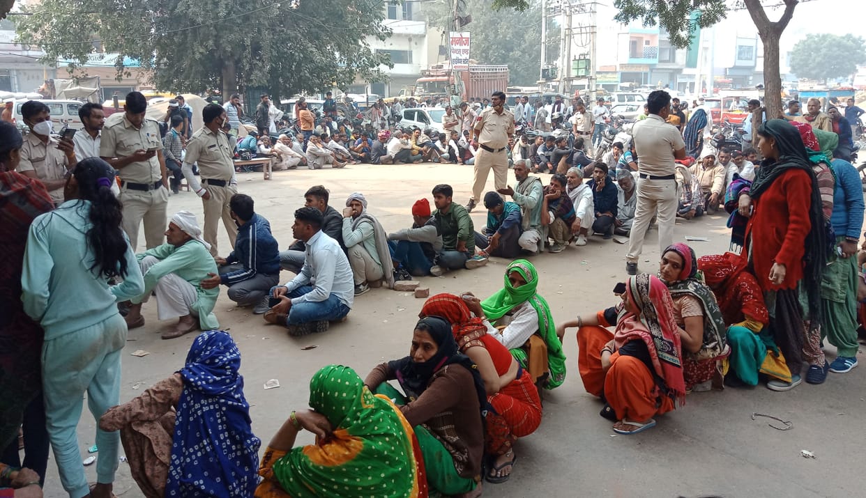 Only 1500 bags of fertilizer were distributed, angry farmers jammed for five minutes