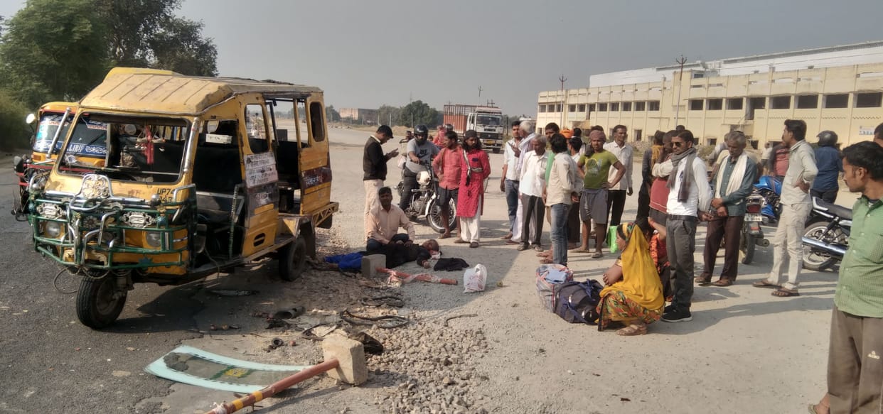 Tempo rider woman dies due to tanker collision, ten people injured, police admitted to district hospital