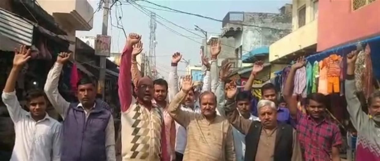 Hathras: Demonstration on the closure of Delhi's bus service