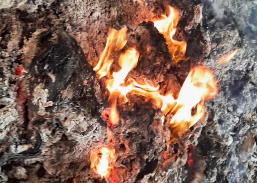 Garbage and plastic waste burnt in a hurry in Suhagnagari