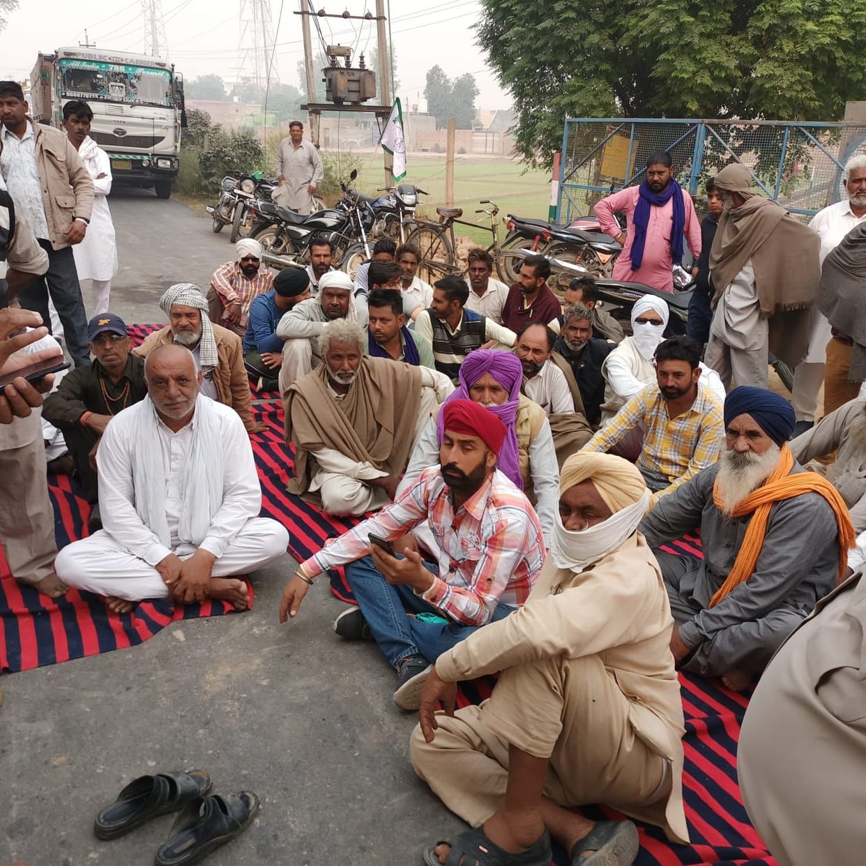 Farmers blocked Ratia-Bhuna road for not getting DAP