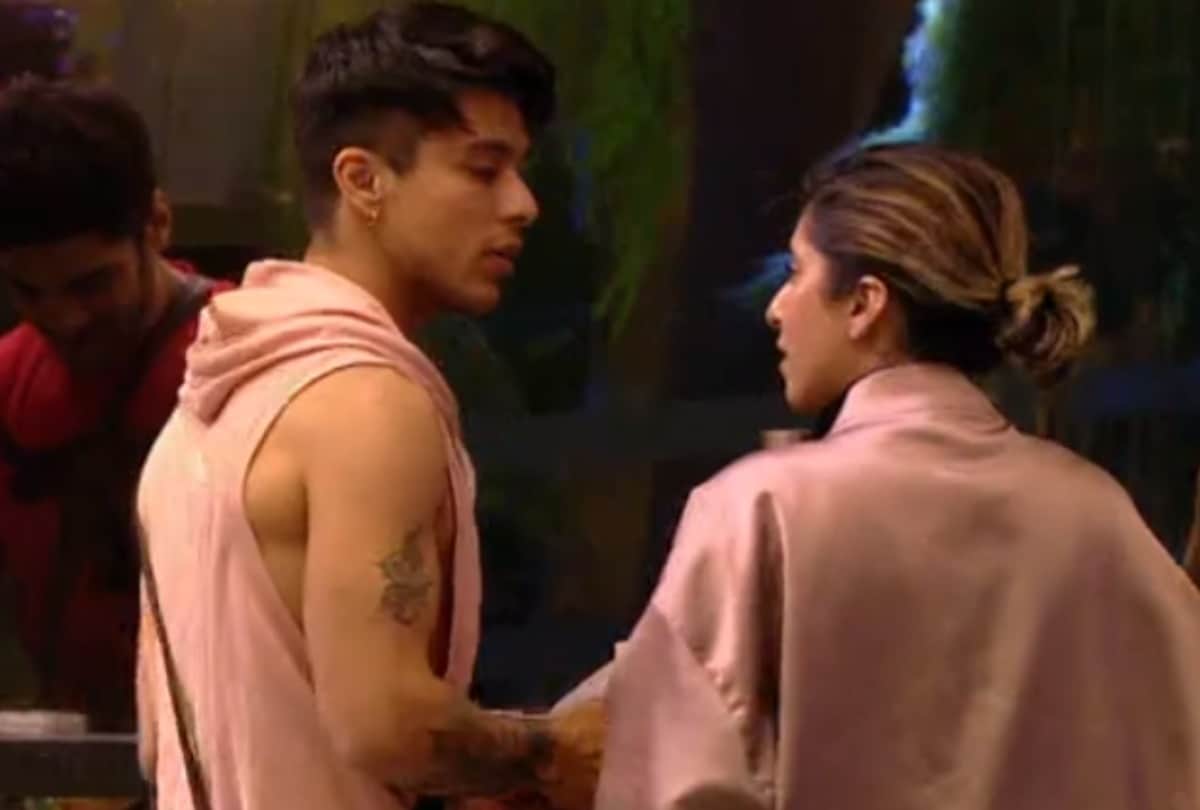 bigg boss 15 pratik sehajpal and neha bhasin gets into fight again singer says do not come into my space