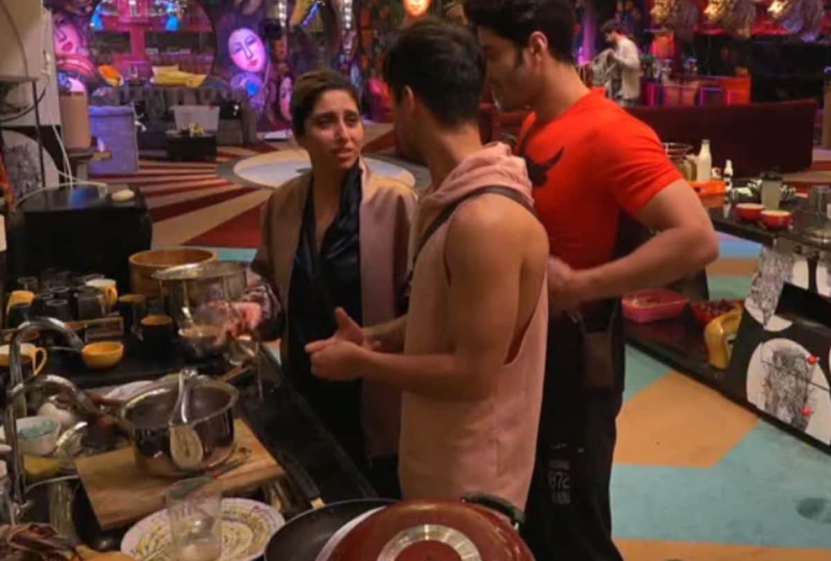 bigg boss 15 pratik sehajpal and neha bhasin gets into fight again singer says do not come into my space