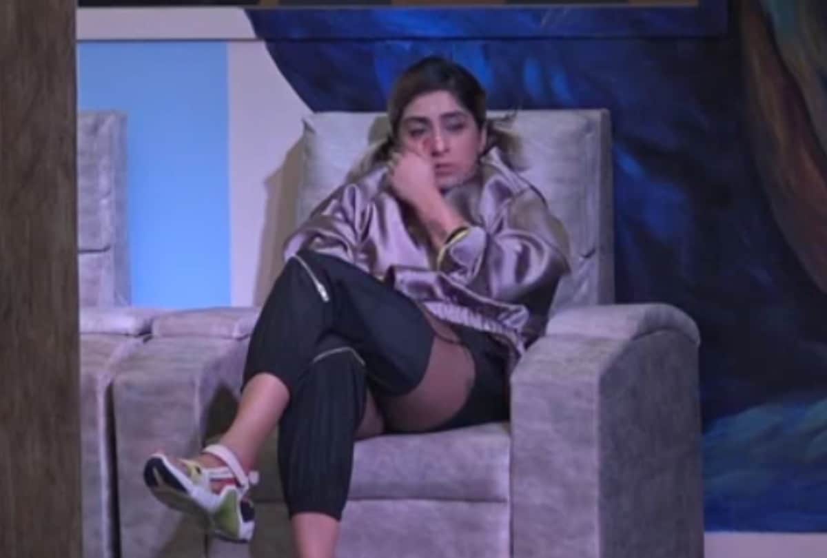 bigg boss 15 pratik sehajpal and neha bhasin gets into fight again singer says do not come into my space
