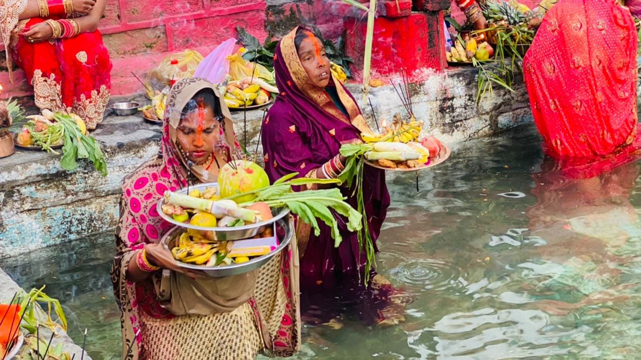 Chhath puja 2021: Devotees crowd on Ghat, Chhath puja ends, see photos