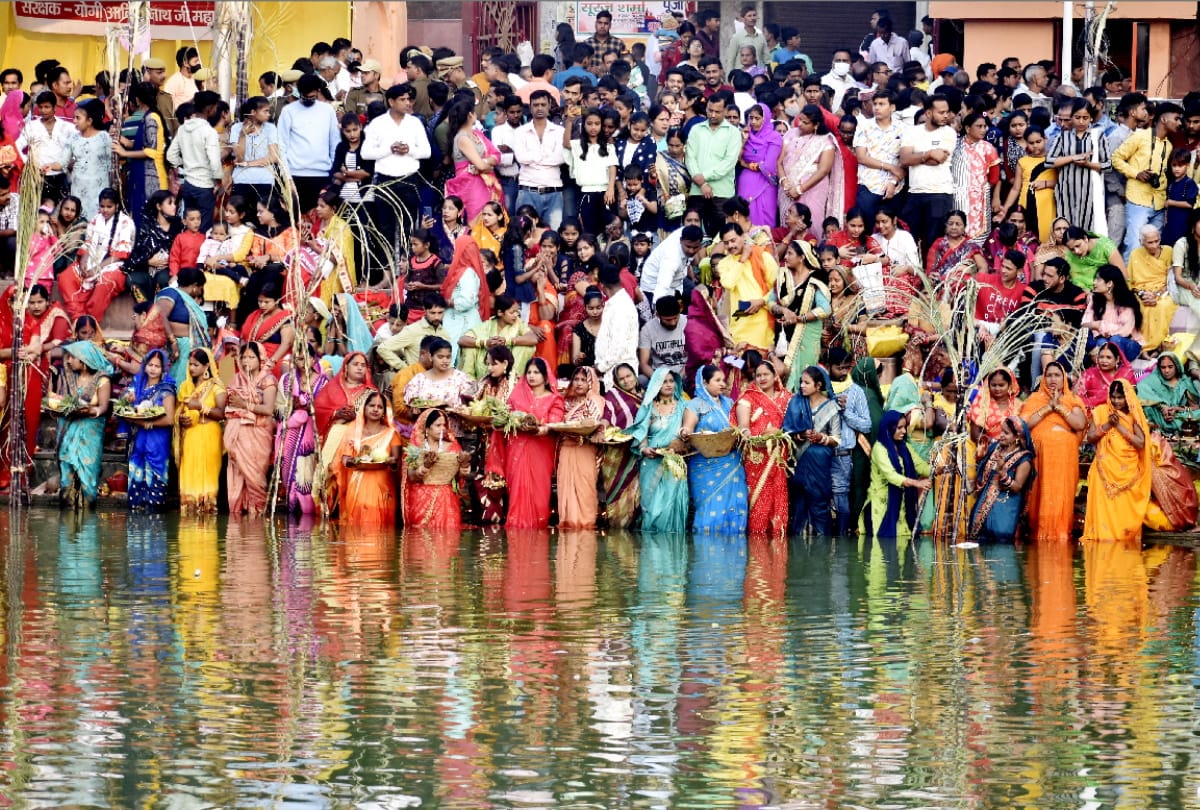 Chhath Puja 2021 ending Women wished for happiness and prosperity by paying tribute to rising sun