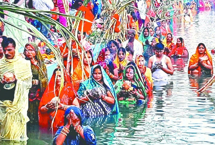 Devotees offer Arghya to Surya dev in Amritsar and Sri Kiratpur Sahib