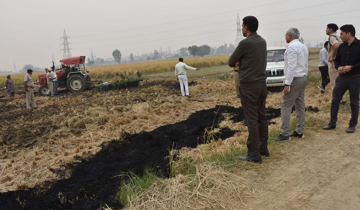 DC reached the fields regarding the incidents of fire in the fields, FIR on five