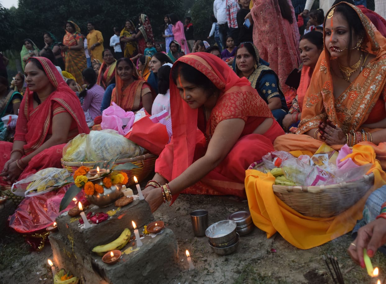 Arghya offered to the setting sun, women worship Chhath Mai