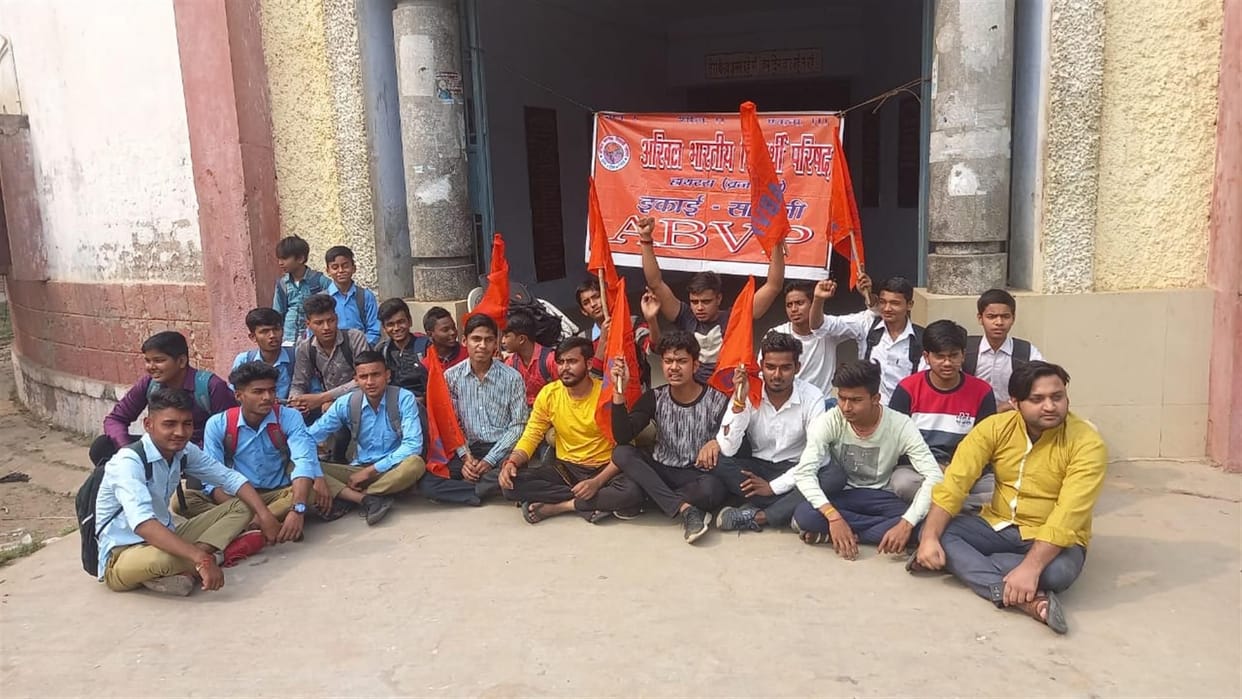Hathras: Demonstration on opening of school even in holidays, memorandum submitted