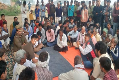 आगरा: रुनकता में अनशन पर बैठे युवक के परिजन