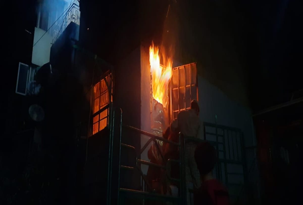 Shimla fire break out in house one old man died of choking fire brigade control fire