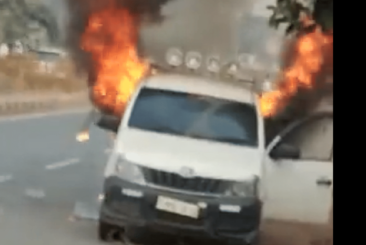 Gwalior: When the employees of the finance company came to seize the car, the owner set the car on fire