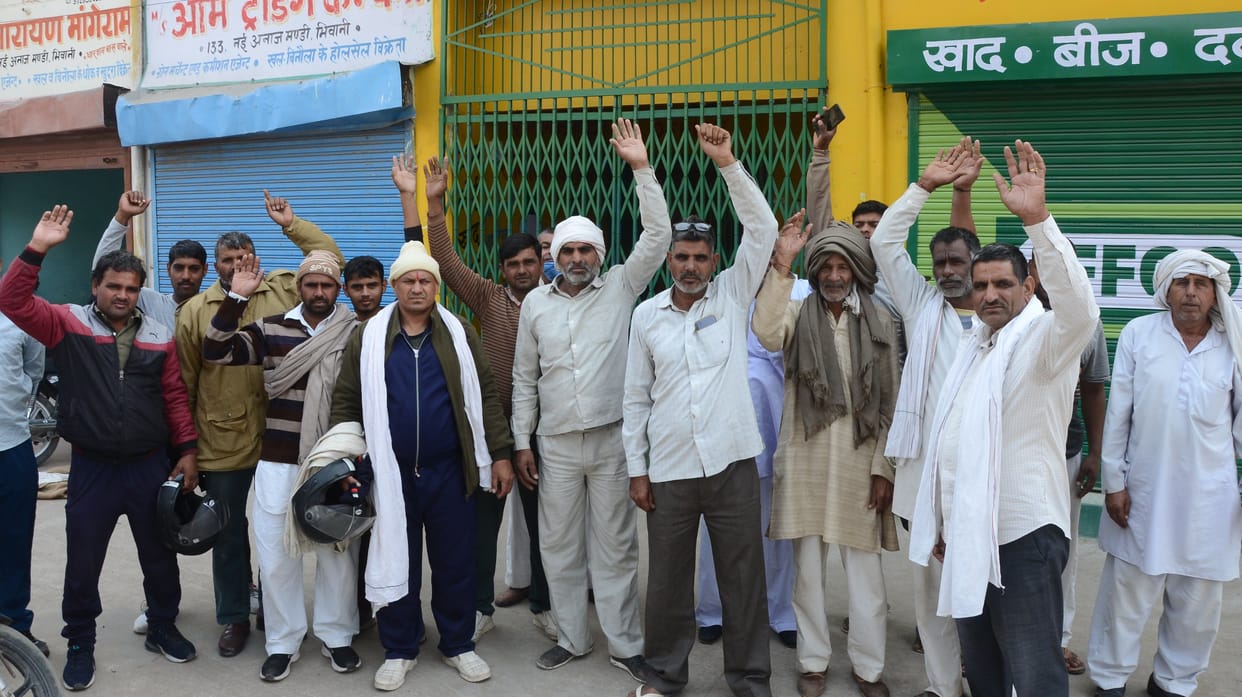 Officials claim there is no shortage of fertilizers, here the employees distributed only 48 bags of DAP and locked the center, said - it is over, come again tomorrow