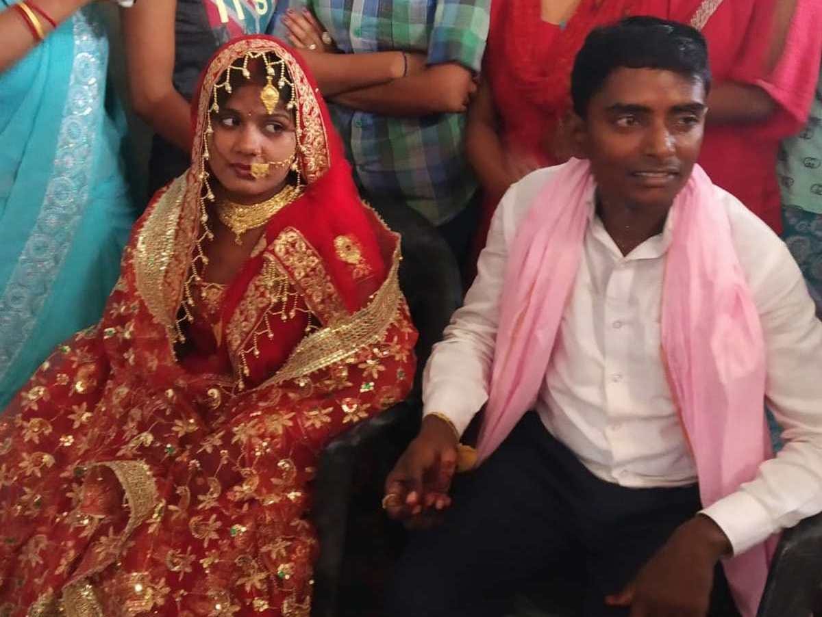 husband was jailed for murder of wife she found alive with lover absconded with jewelery worth three lakhs in azamgarh