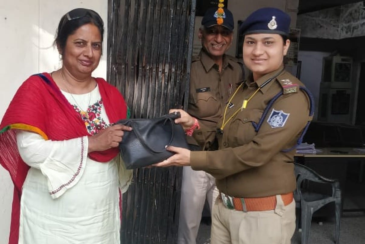 Indore: When the school fees of the children fell on the way, the teacher's senses flew away ... the police got it back