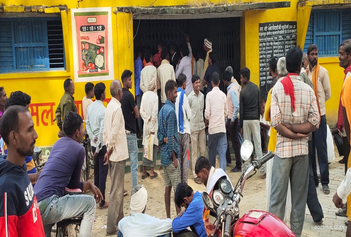 ado cooperative caught his feet by intimidating the police to the farmers who were making a ruckus for fertilizer in Prayagraj
