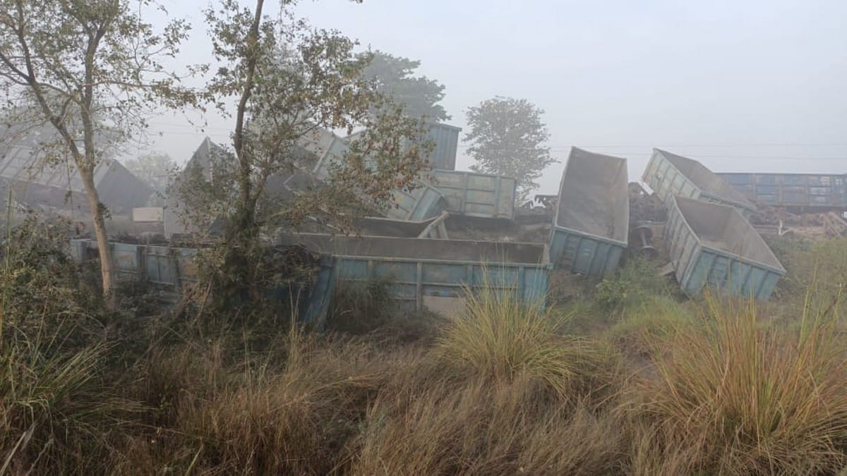 Jaunpur Varanasi Train Accident: 21 bogies of goods train overturned in Jaunpur Varanasi Sultanpur railway track jammed