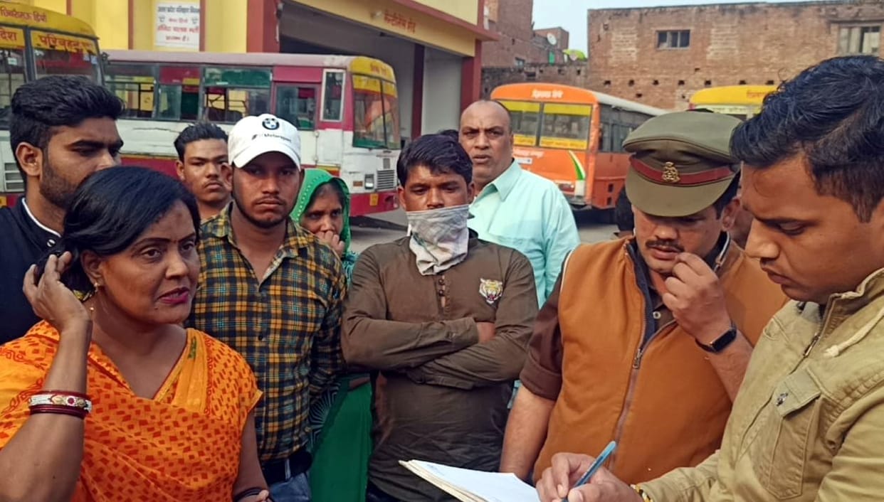 The young man took away the mangalsutra and chain from the woman, the police was scanning the CCTV footage in search of the accused