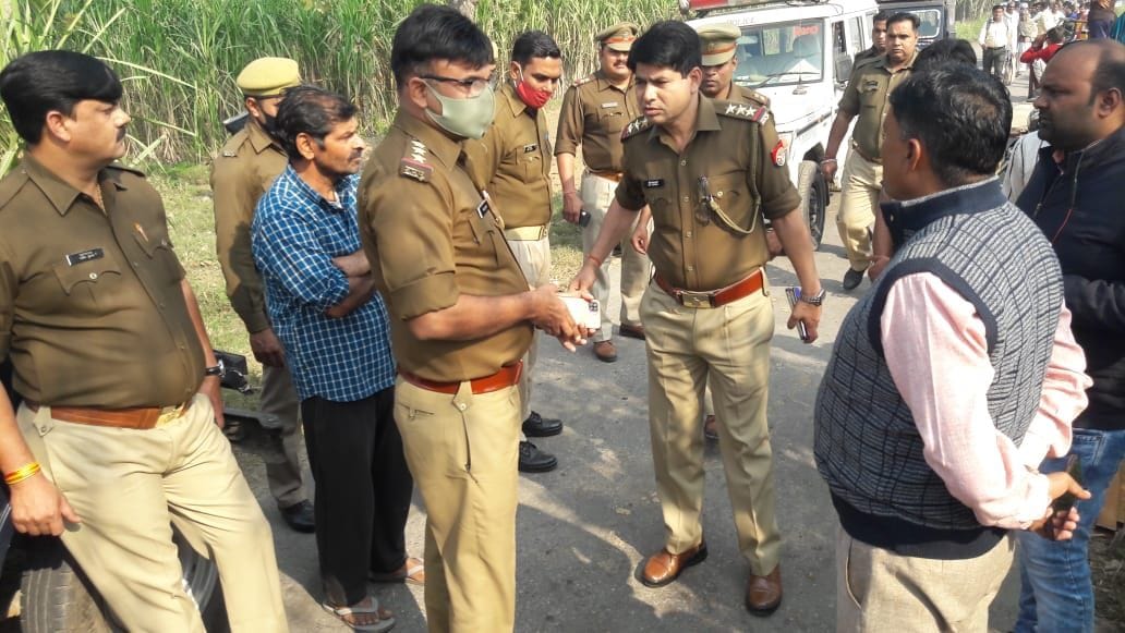 3.20 lakh robbed in broad daylight from bank friend