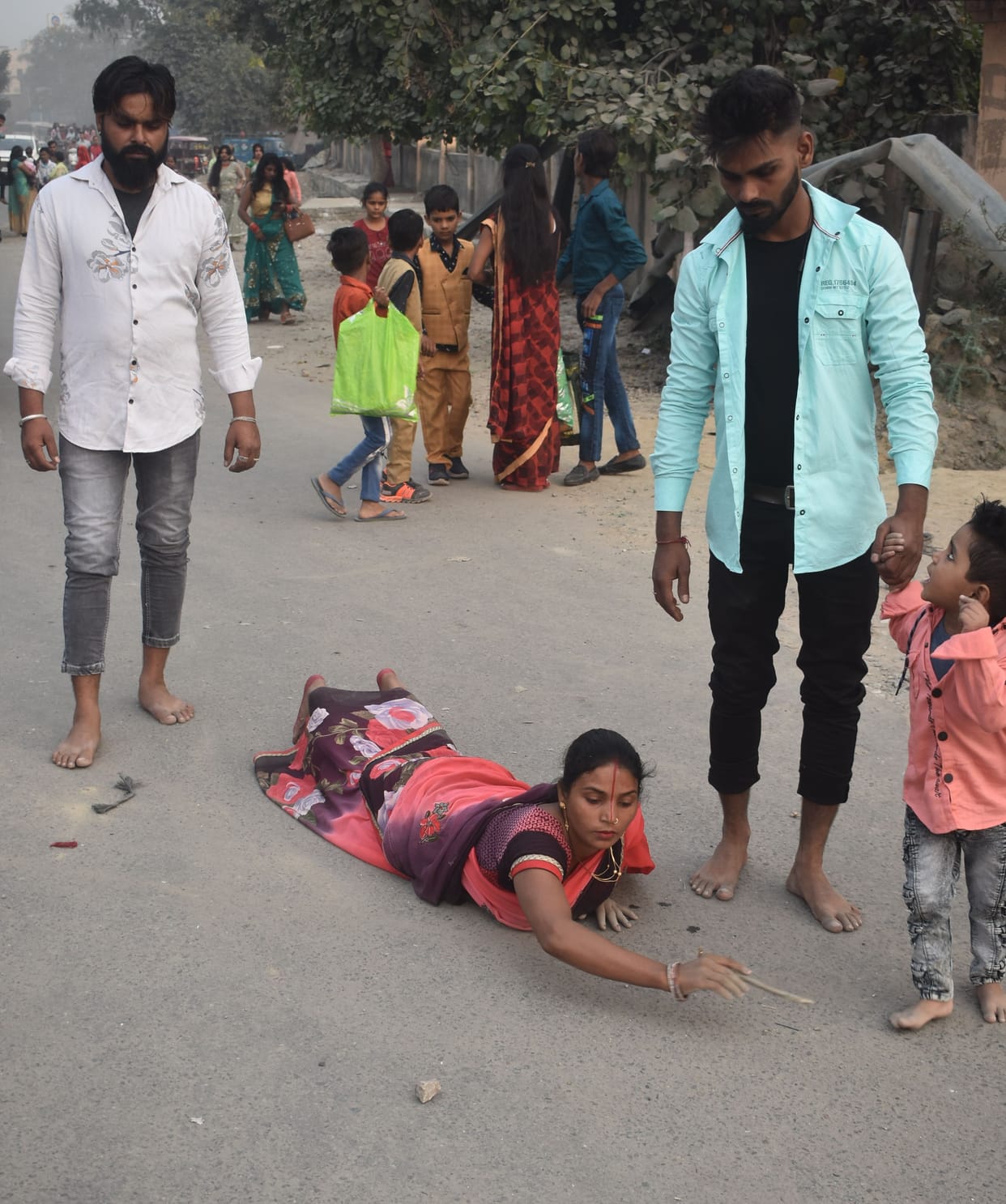 Devotees gathered at the ghats, offered Arghya to the setting sun