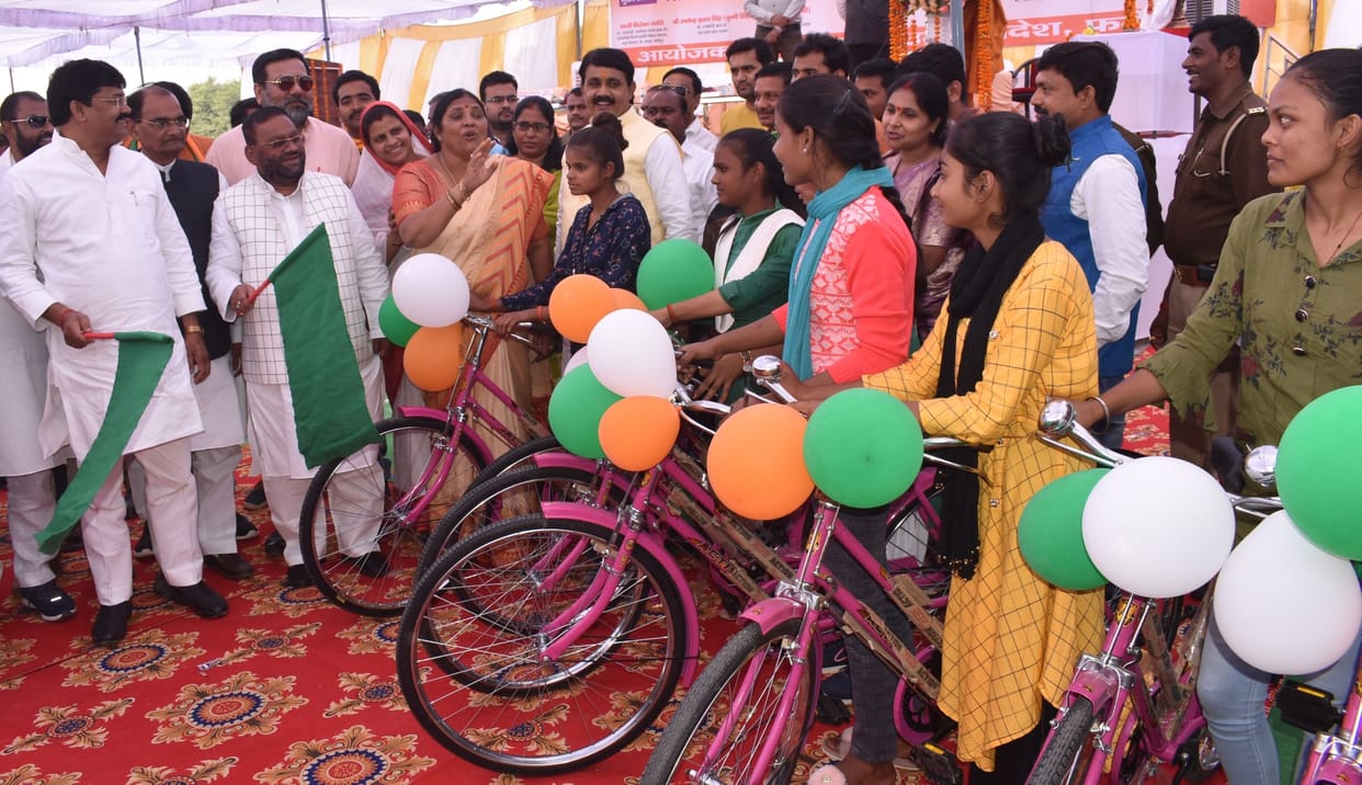 fathepur news,Workers' bicycles used to be carried with red caps: Swami Prasad Maurya
