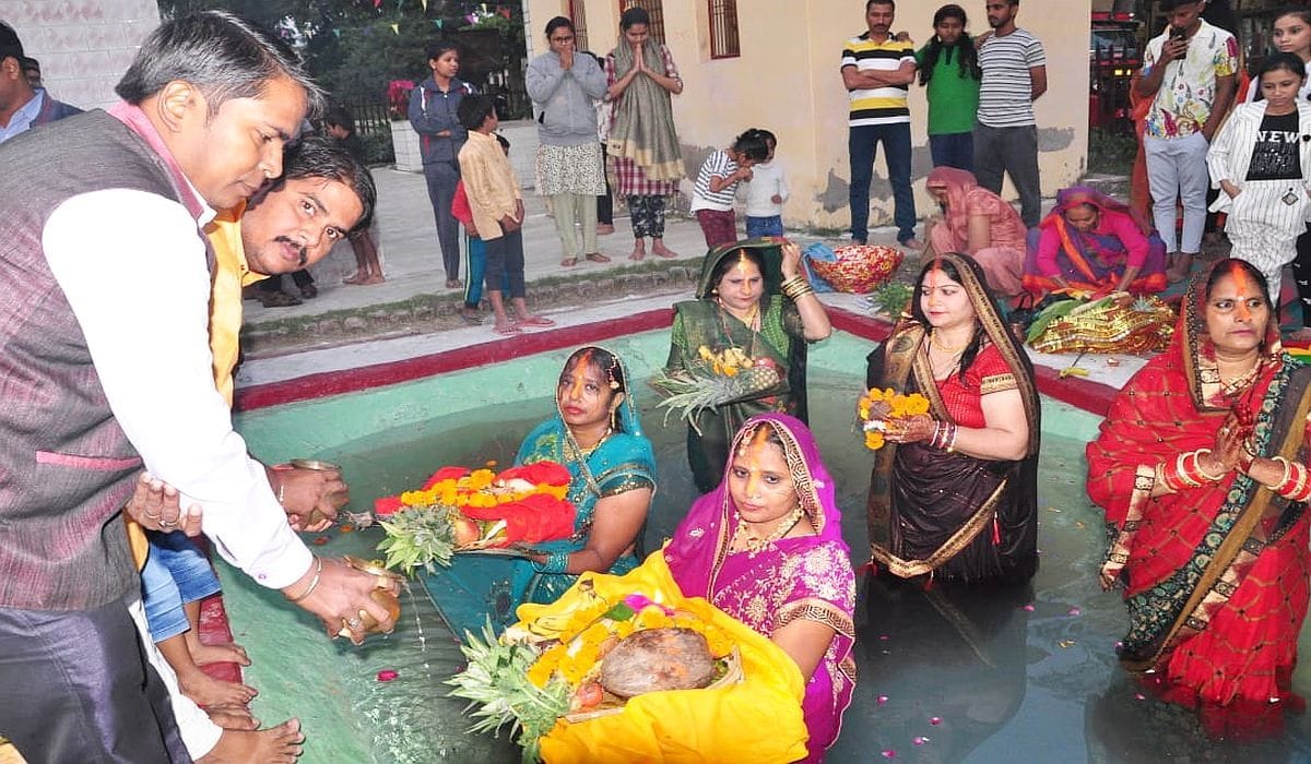 Chhath Puja: Women worshiped by standing in water till their waist
