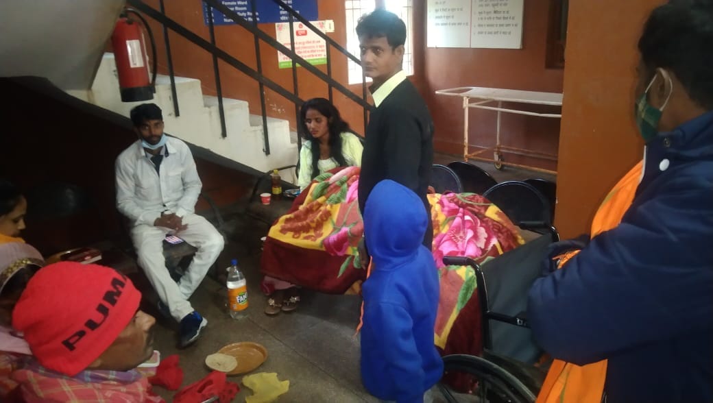 Trawl of migrants returning from Chhath Puja rolled, five injured