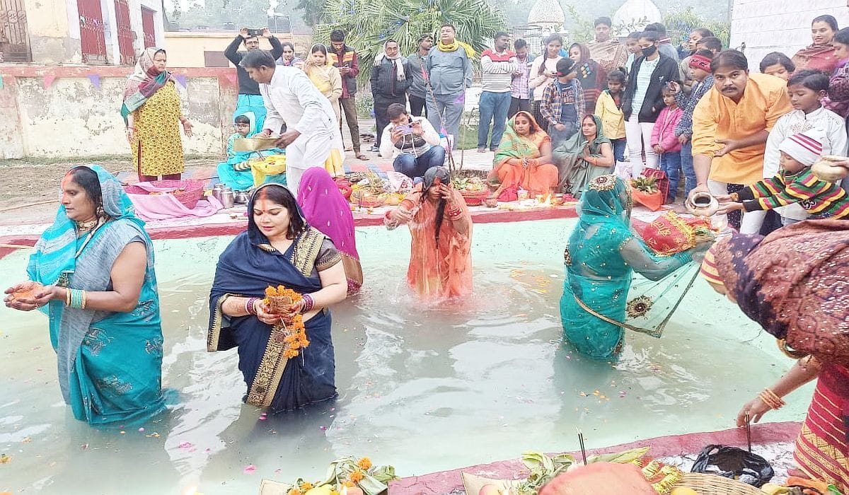 Chhath: By offering arghya to the rising sun, women wish for the children's long life and happiness and prosperity.